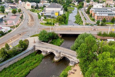 Die Neue Elsterbrücke ist eines der Eingangstore in die Innenstadt. Im Foto ist sie oberhalb der Alten Elsterbrücke zu sehen, die nur für Fußgänger freigegeben ist. Die Neue Elsterbrücke muss neu gebaut werden.