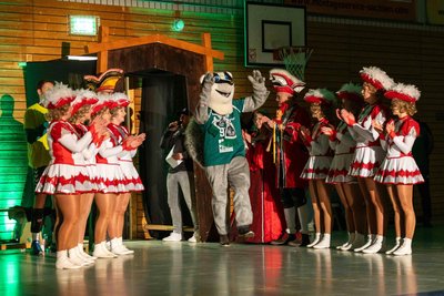 Vor dem Spiel sorgten die "Roten Funken" vom Freiberger Karneval Klub für Stimmung.