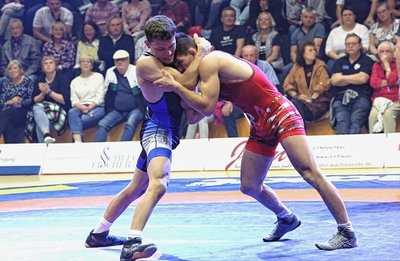 Germanias Mehmet Yüce (links) verlor seinen ersten Kampf für Germania mit 2:6 gegen Razvan Kovacs.