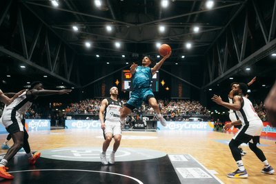 Nelson Weidemann im Spiel gegen Bayreuth. Kurz nach dieser Aktion verletzte er sich und musste draußen bleiben. Ob er am Dienstag gegen Porto mitspielen kann, ist ungewiss.