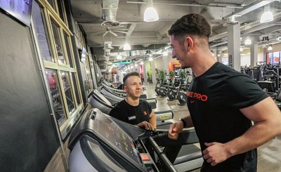 Aufwärmen auf dem Laufband: Auch Weihnachten hält sich Nikoloz Khalvashi, hier im Bild mit Studioleiter Kenneth Seidel, im Fitnessstudio FitX auf dem Kaßberg fit. 