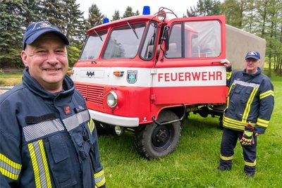 Wehrleiter Sandro Möstel und sein Stellvertreter Mike Engel (v. l.) mit dem Löschfahrzeug LF 8 TS, das bis 2009 in Blumenau im Einsatz war.