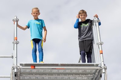 Fynn (l.) und Yannic ist schon auf der obersten Plattform des kleinen Turms der Respekt vor der Höhe anzusehen. Bis zum Boden sind es fünf Meter, bis zum Luftkissen rund vier.