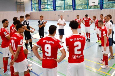 Der neue Trainer Dominik Naujoks (Mitte) setzt bei HOT 05 Futsal offenbar auf eine etwas offensivere Ausrichtung.
