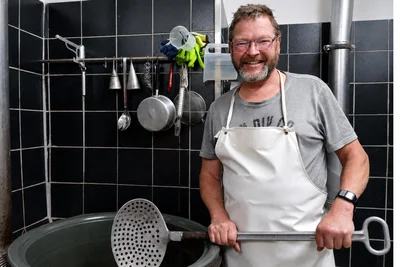 Jörg Wondraczek stellt in Dittmannsdorf im Erzgebirge eine würzige Bauernbratwurst her, die es in seinem 24-Stunden-Laden zu kaufen gibt.