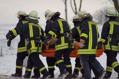 Insgesamt 21 Feuerwehrleute waren in unwegsamen Gelände mit der Rettung beschäftigt.