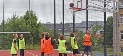 Jugendliche aus der Oberschule Lichtenau haben eine multifunktionale Außensportanlage in Besitz genommen. Am Montag stand auf dem Stundenplan der Oberschüler eine erste Trainingseinheit in den Ballsportarten. 