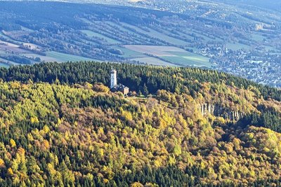125 Jahre steht das einstige Unterkunftshaus und heutige Berghotel mit dem Aussichtsturm auf dem Pöhlberg. 