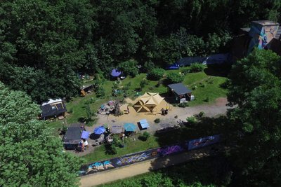 Die Kunstplantage in Zwickau: Aus Sorge um den sicheren Heimweg der Gäste wurde die Veranstaltung am Samstagabend vorzeitig abgebrochen.