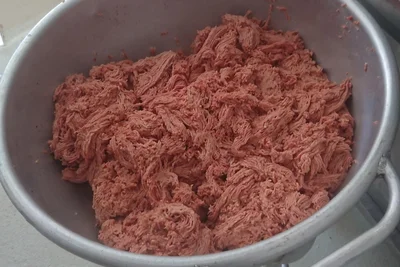 So sieht das Hackfleisch aus, wenn es aus dem Fleischwolf kommt.