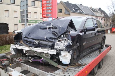 Ein Opel-Fahrer ist am Freitagmittag in Augustusburg mit einem entgegenkommenden Laster zusammengestoßen.
