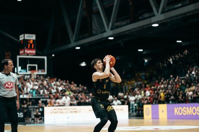 Mit einem Dreier kurz vor der Halbzeitpause hat Wes Van Beck die Niners Chemnitz gegen Alba Berlin mit 51:43 in Führung geworfen.