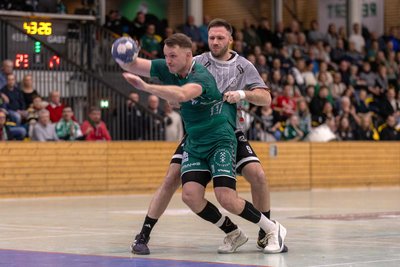 Da hilft auch kein zupfen am Trikot . Stephan Hasselbusch von der HSG Freiberg setzt sich am Kreis durch.