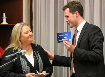 Antje Hermenau gastierte beim politischen Aschermittwoch der Werdauer Christdemokraten und bekam vom CDU-Landtagsabgeordneten Jan Löffler prompt einen Mitgliedsantrag.