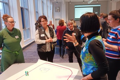 Peggy Morgenstern, Mitarbeiterin der Sicherheitsfirma Götz, und Jana Gerstmann, Betreiberin einer Ferienwohnung, (von links) diskutieren mit Mitarbeiterinnen der Arbeitsagentur.
