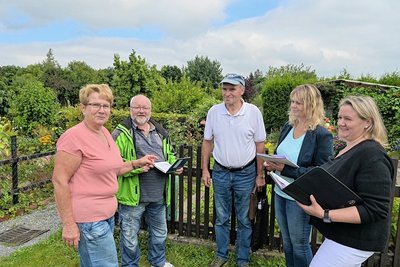 Beim Vor-Ort-Termin in Eibenstock (v.li.) Mechthild Bley, Vorsitzende des Kleingartenvereins "Am Sonneneck", Steffen Reichert vom Umweltamt des Erzgebirgskreises, Hans-Jürgen Sroka, Vorsitzender vom Regionalverband Erzgebirge der Kleingärtner, Grit Keßler Kreisverband der Kleingärtner Schwarzenberg und Nicole Rehm, Geschäftsführerin des Kreisverbandes Aue/Stollberg der Kleingärtner. 