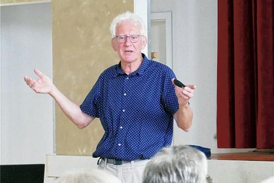 Ortschronist  Olaf Tautenhahn, hier bei einem Vortrag über die Gelenauer Historie, lieferte wichtige Informationen für das Kinderbuch.