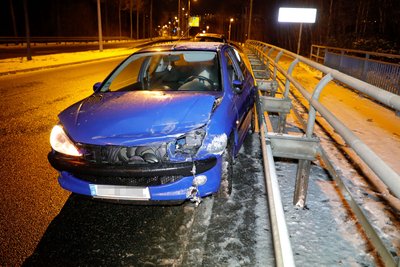 Auf dem Chemnitzer Südring stieß eine Peugeotfahrerin am späten Samstagabend mehrfach gegen die Leitplanke.