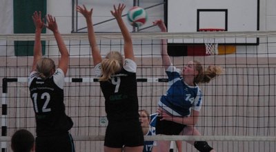 Julia Irmscher (r.) von den Milkauer Volleyballerinnen sorgte mit ihren Angriffen immer wieder dafür, dass die Mannschaft ihre ersten Saisonpunkte in der Bezirksliga einfuhr. Mit vier Zählern aus den ersten beiden Heimspielen gelang den SVU-Damen ein solider Saisonstart. 