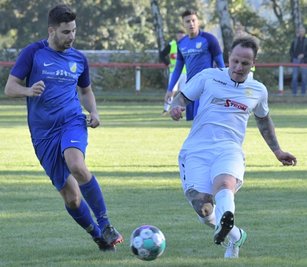 Das erste Landesklasse-Derby zwischen Schneeberg und Auerhammer ging an die Bergstädter um Christian Küllig (r.). Diesen Sonntag genießt auch Auerhammer - im Bild Marcus Günther - wieder Heimrecht. 