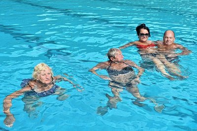 Rund 10.000 Besucher kamen seit dem 30. Mai ins Klingenthaler Freibad - als Letzte der Saison die Stammgäste Monika Tröger, Heidi Sabrowski, Katja Böhm und Ronald Siebenhüner (von links). 