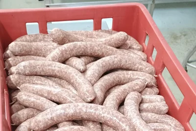Das sind die fertigen Bauernbratwürste im Schweinedarm, bevor sie in Dreierpacks vakuumiert werden.