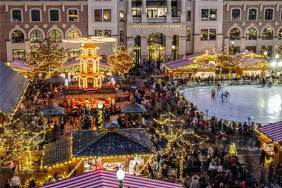 Der Weihnachtsmarkt in Carmel von oben.