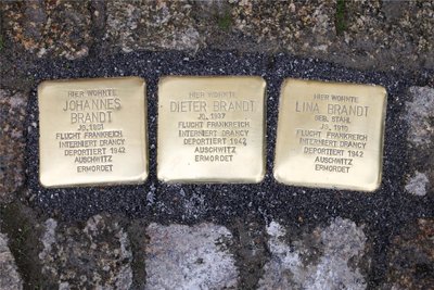 Die Stolpersteine für Johannes, Dieter und Lina Brandt befinden sich im Gehweg vor ihrem Markneukirchner Wohnhaus Unterer Markt 18.
