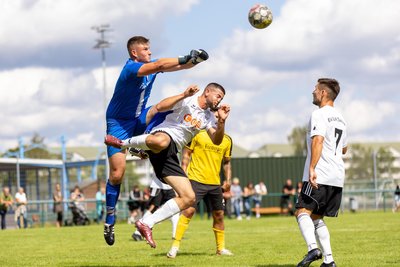 BSC-Spielertrainer Rico Thomas fordert das Vorangehen aus allen Mannschaftsteilen. Hier sorgt Torwart Paul Timmel im Testspiel gegen Landesligist Lok Zwickau für klare Verhältnisse.