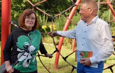 Margitta Luther, die Gründerin des Vereins "Start ins Leben" und frühere Heimleiterin, im Gespräch mit dem jetzigen Vereinsvorsitzenden Michael Wagner im Außenbereich der Einrichtung an der Burgstädter Straße in Limbach-Oberfrohna.