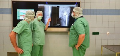 Auf den Monitoren kann sich das Ärzteteam der Klinik für Unfallchirurgie, Orthopädie und Gelenkchirurgie während einer OP Röntgenbilder anzeigen lassen.