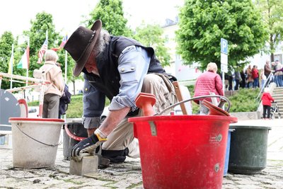 Der Kölner Künstler Gunter Demnig setzt für die Familie Brandt die ersten Stolpersteine in Markneukirchen. Der 76-Jährige ist der Urheber der 1996 gestarteten Erinnerungsaktion.
