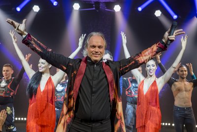 Magier und Zirkusdirektor Andre Sarrasani präsentiert die Premiere seiner neuen Dinner-Show in Dresden.