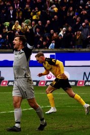 Martin Männel feiert seinen glänzenden Paraden gegen Christoph Daferner (Elfmeter) und Tony Menzel (Nachschuss).