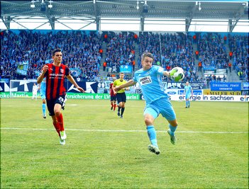 Torchance für Daniel Frahn (Chemnitz, rechts), Tobias Müller (Halle) auf den Fersen. 