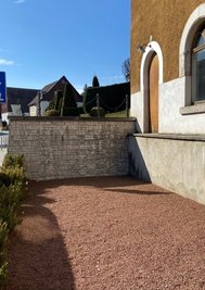Hier an der Vorderseite könnte eine Rampe als behindertengerechter Zugang ins Erdgeschoss entstehen.