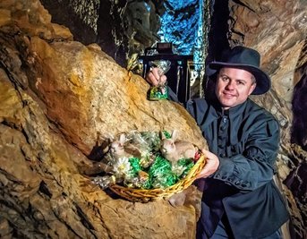 Im Bergwerk Deutschkatharinenberg hat Jens Wagner Ostereier versteckt. 
