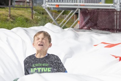 In die anfangs nach einem Regenguss noch nassen Luftkissen zu springen, ist für Yannic und die anderen kleinen Wintersportler aus den Reihen des SVV Geyer eine ganz spezielle Erfahrung. Dem Spaß tut es keinen Abbruch.