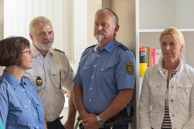 Revierleiter Jens Oppel (2. l.) lobt die Erhaltung des Standortes in Falkenstein.