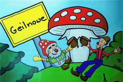 So sehen die Waldwichtel Moosbert und Waldfried aus, die den jungen Lesern die Geschichte von der Besiedlung Gelenaus - einst hieß es noch Geilnowe - erzählen.