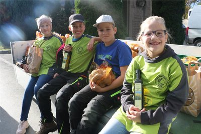Emilia, Max-Albert, Falk-Simon und Frida (von links) haben Spaß beim Kartoffel- und Rapsölverkauf der Agrarproduktion Sammer Reuth.