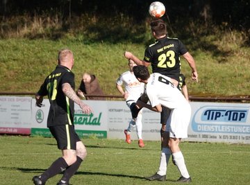 Der BSC Rapid - hier mit Alexander Hofmann im Kopfballduell mit David Günnel - war nicht nur in dieser Szene gegen Zwickau obenauf.