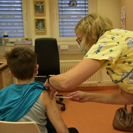 Am Helios-Klinikum in Aue hat es bereits am 18. Dezember eine Impfaktion für Kinder im Alter ab fünf Jahren gegeben. Nun will auch die Helios-Klinik in Leisnig ein eigenes Impfzentrum einrichten. Ob dort ab Januar auch Kinder geimpft werden können, ist noch unklar. 