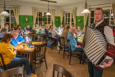 Einmal im Monat gibt es Livemusik: Jörg Heinicke aus Annaberg-Buchholz spielt im Huthaus auf.