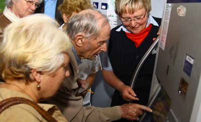 Uta Drechsler von der Erzgebirgsbahn erklärte den interessierten Zschopauer Fahrgästen den Umgang mit dem Fahrkartenautomaten.