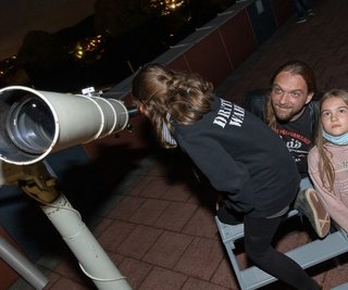 Lea, Lina und Jan Gehring haben Freitagabend den Himmel über Rodewisch genau studiert.