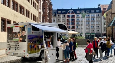 Auf dem Nikolaikirchhof in Leipzig machte das Werbemobil aus dem Erzgebirge am Montag Station - und fand reges Interesse. 
