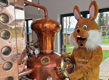 Osterhase Horst hat in der Zwönitzer Brauerei Whisky gebrannt. 