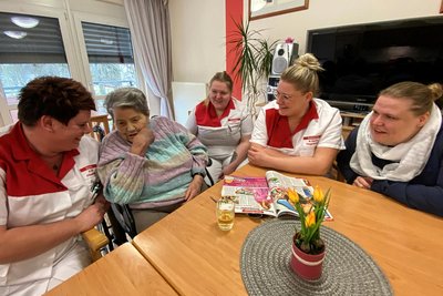 Inge Lenk, die 86-jährige Reichenbacherin: Ein Foto mit den Schwestern wollen Sie? Na dann machen Sie mal.
