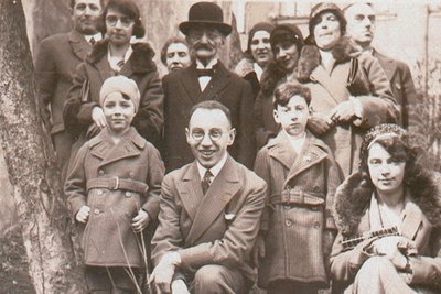 Johannes Brandt (1901 - 1942, vorn, 2. von links) beim Brandt-Familientreffen Ostern 1931 in Markneukirchen. Hinter ihm steht (mit Hut) sein Vater Nathan Brandt (1856 bis 1933).
